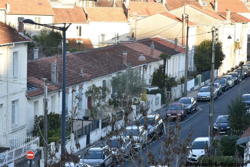 puis une série de maisons basses. Ce sont des échoppes en béton des anciens ouvriers des TEOB construites entre 1921 et 1922.